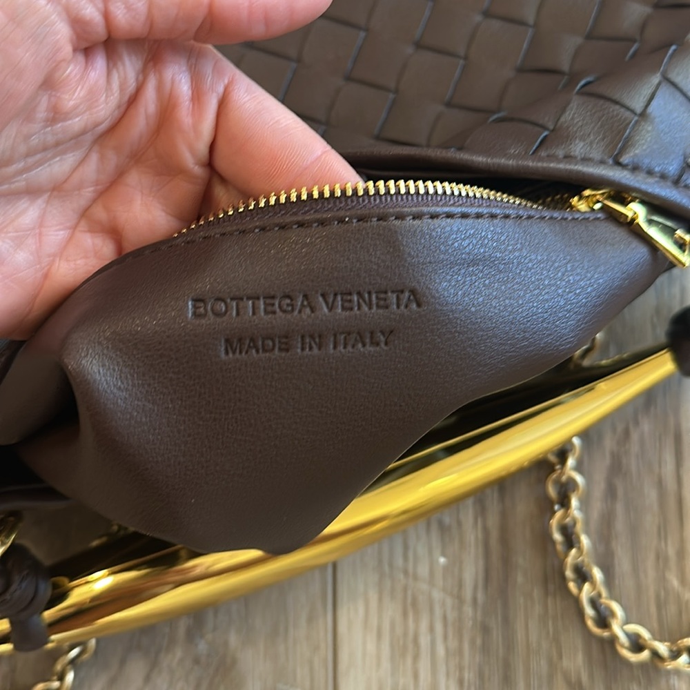 Women's Woven Leather Shoulder Bag in Dark Brown with Gold Chain sardine BV - Picture 4 of 4
